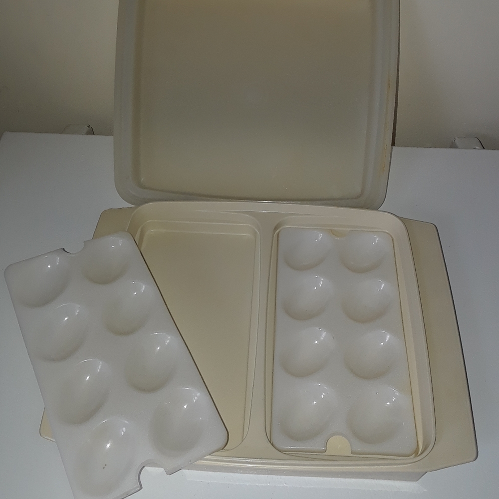 Tupperware deviled eggs container - Picture 2 of 2